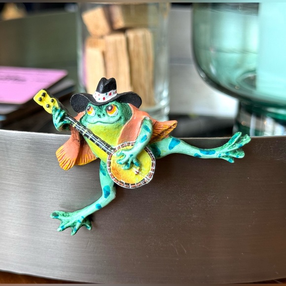 Artisan Country Frog Playing Banjo Brooch - Picture 2 of 6